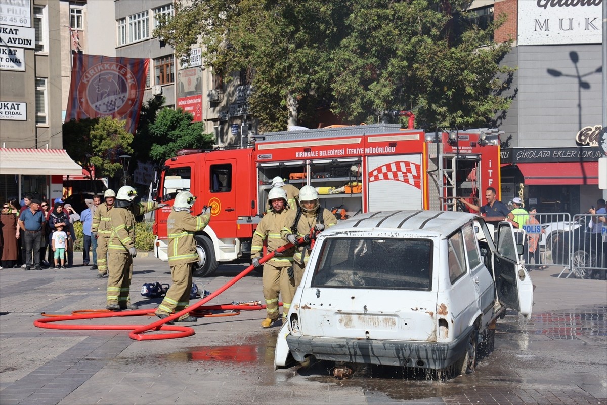 Kırıkkale'de itfaiye ekiplerince yapılan tatbikatta, ev ve araba yangınına müdahale edildi...