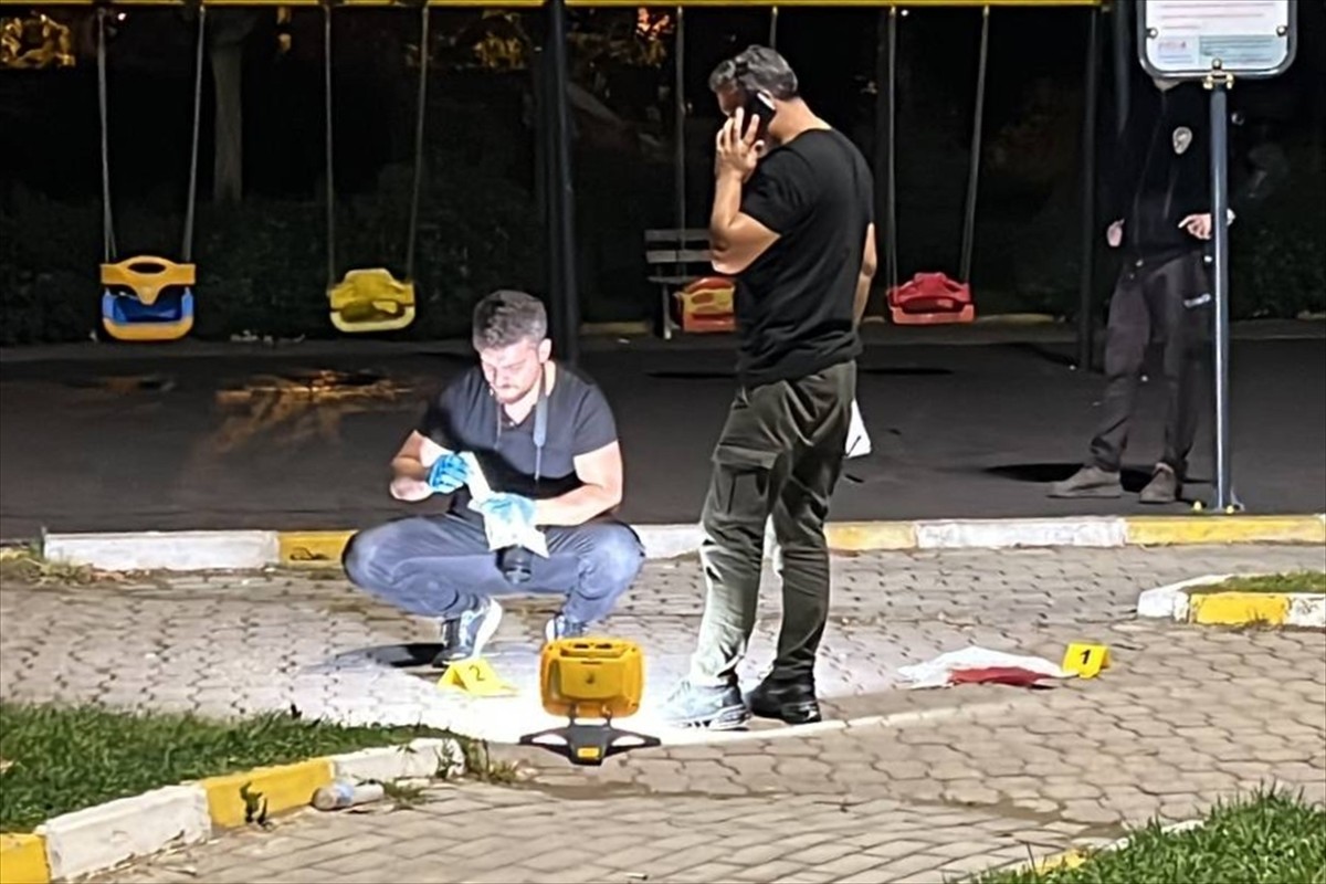 Kocaeli'nin Darıca ilçesinde çıkan silahlı kavgada 2 kişi yaralandı. Yaralılar ambulansla Farabi...