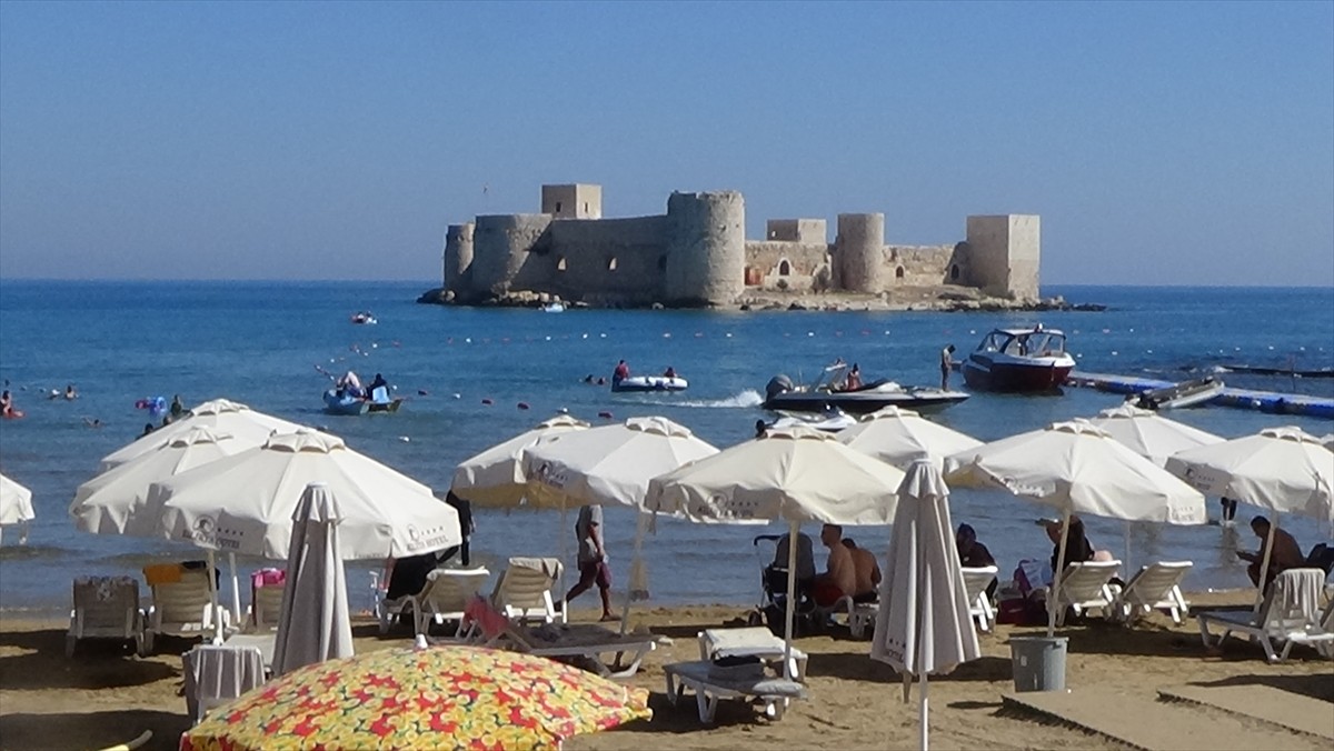 Mersin'in Erdemli ilçesinde yer alan Kızkalesi'nde turizm hareketliliği devam ediyor.