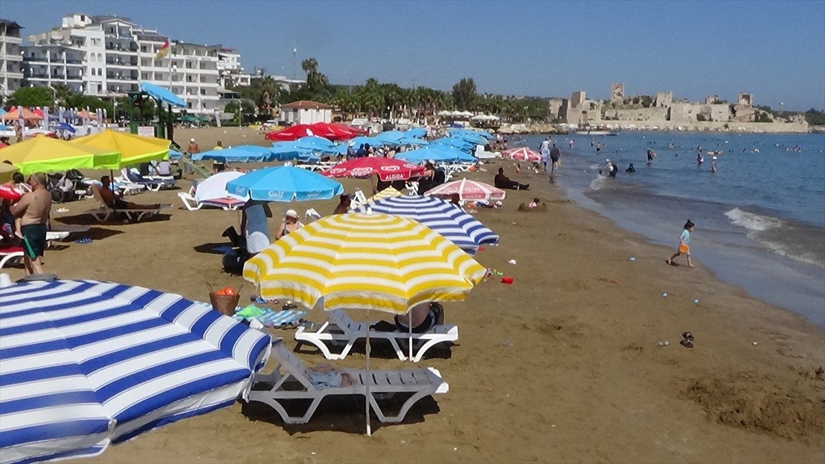 Mersin'in Erdemli ilçesinde yer alan Kızkalesi'nde turizm hareketliliği devam ediyor.