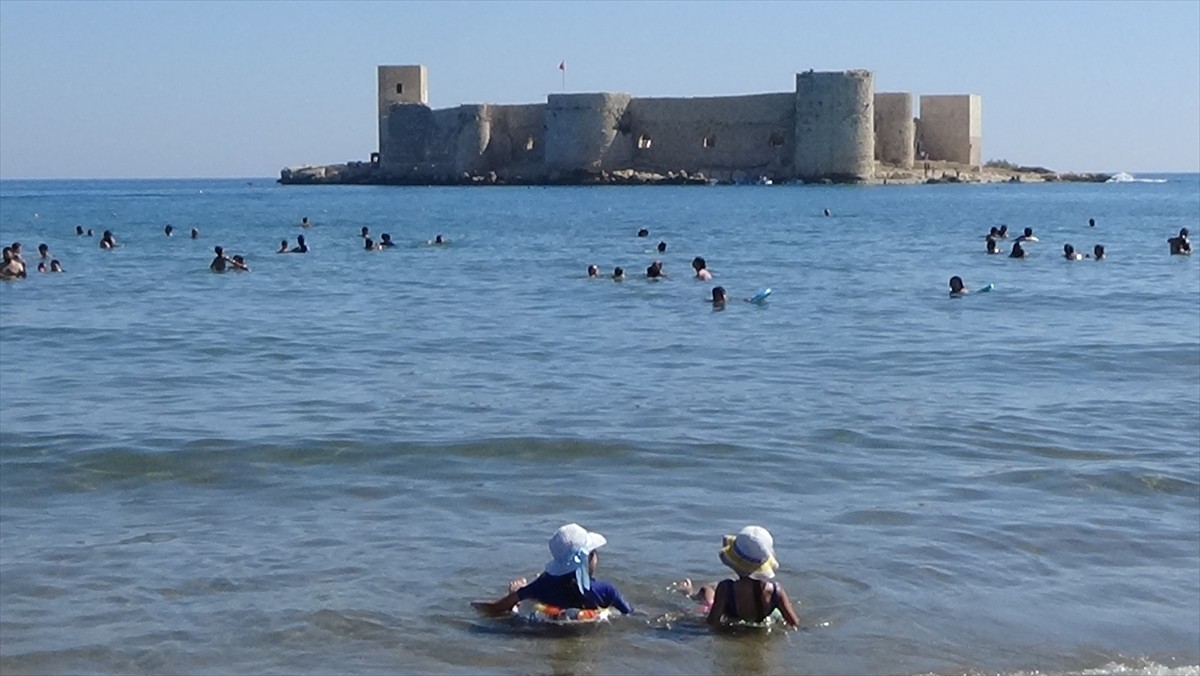 Mersin'in Erdemli ilçesinde yer alan Kızkalesi'nde turizm hareketliliği devam ediyor.