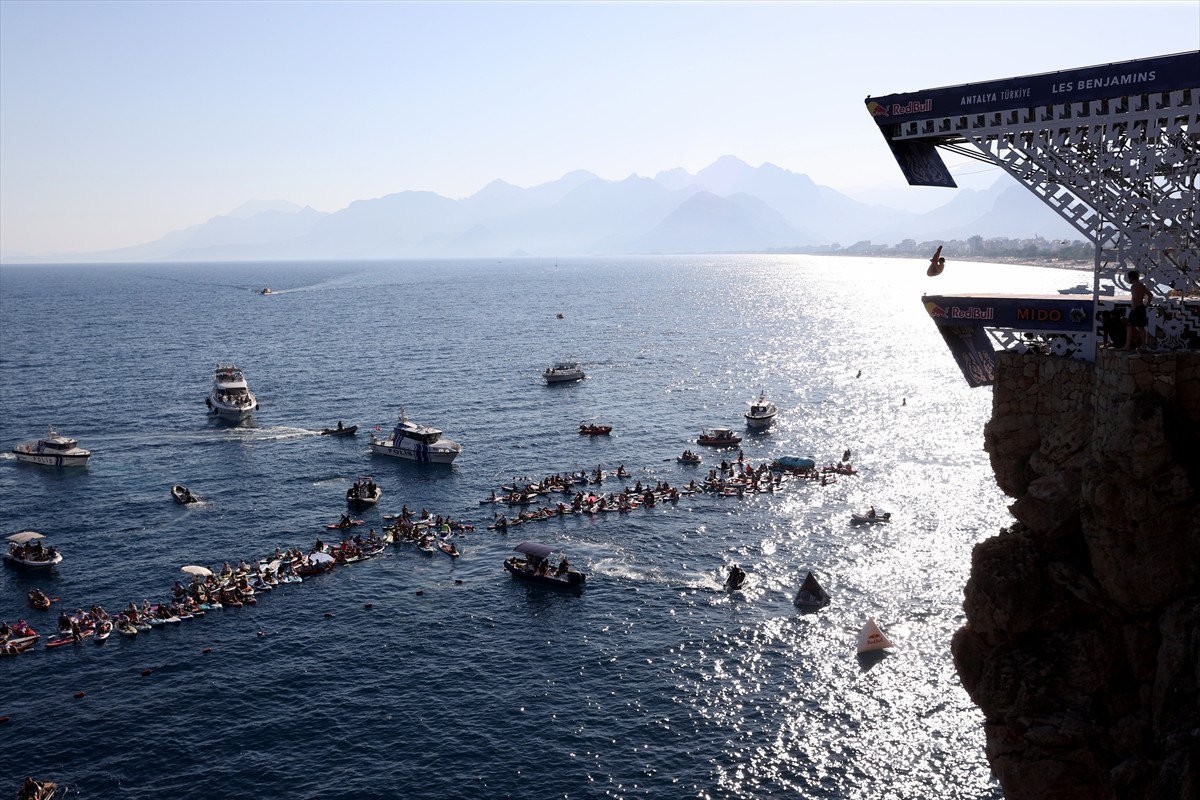 "Red Bull Cliff Diving Dünya Serisi"nin 7'nci etabı, Antalya'da eleme yarışları ile başladı....