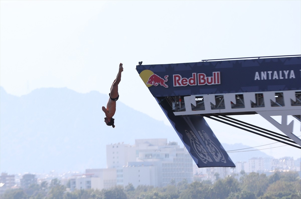 "Red Bull Cliff Diving Dünya Serisi"nin 7'nci etabı, Antalya'da eleme yarışları ile başladı....