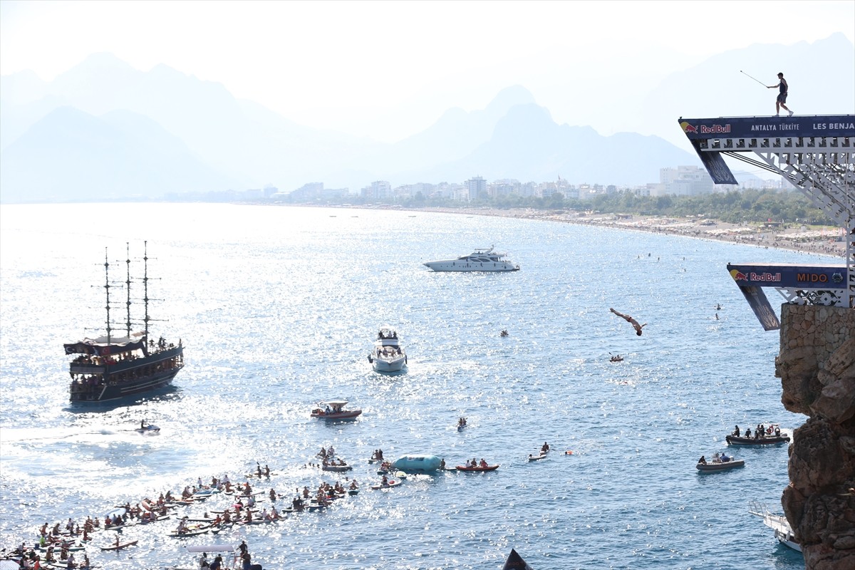 "Red Bull Cliff Diving Dünya Serisi"nin 7'nci etabı, Antalya'da eleme yarışları ile başladı....