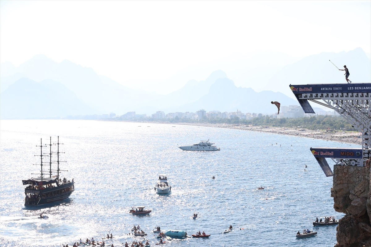 "Red Bull Cliff Diving Dünya Serisi"nin 7'nci etabı, Antalya'da eleme yarışları ile başladı....