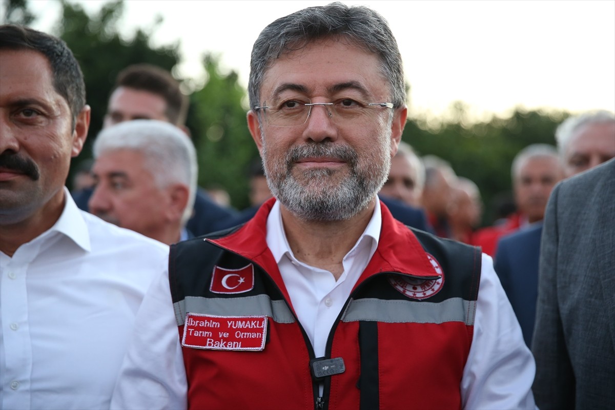 Tarım ve Orman Bakanı İbrahim Yumaklı, Hatay'ın Dörtyol ilçesinde Latif Çınar'a ait narenciye...