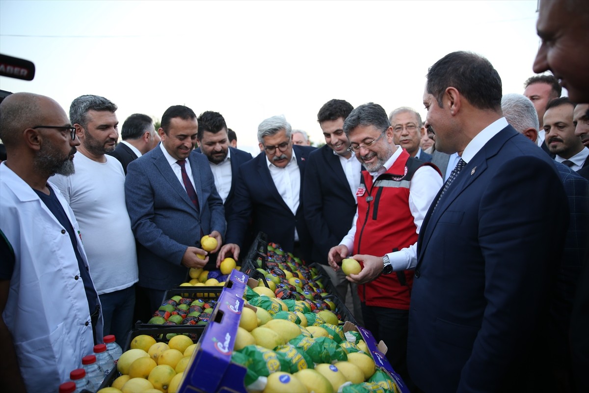 Tarım ve Orman Bakanı İbrahim Yumaklı, Hatay'ın Dörtyol ilçesinde Latif Çınar'a ait narenciye...