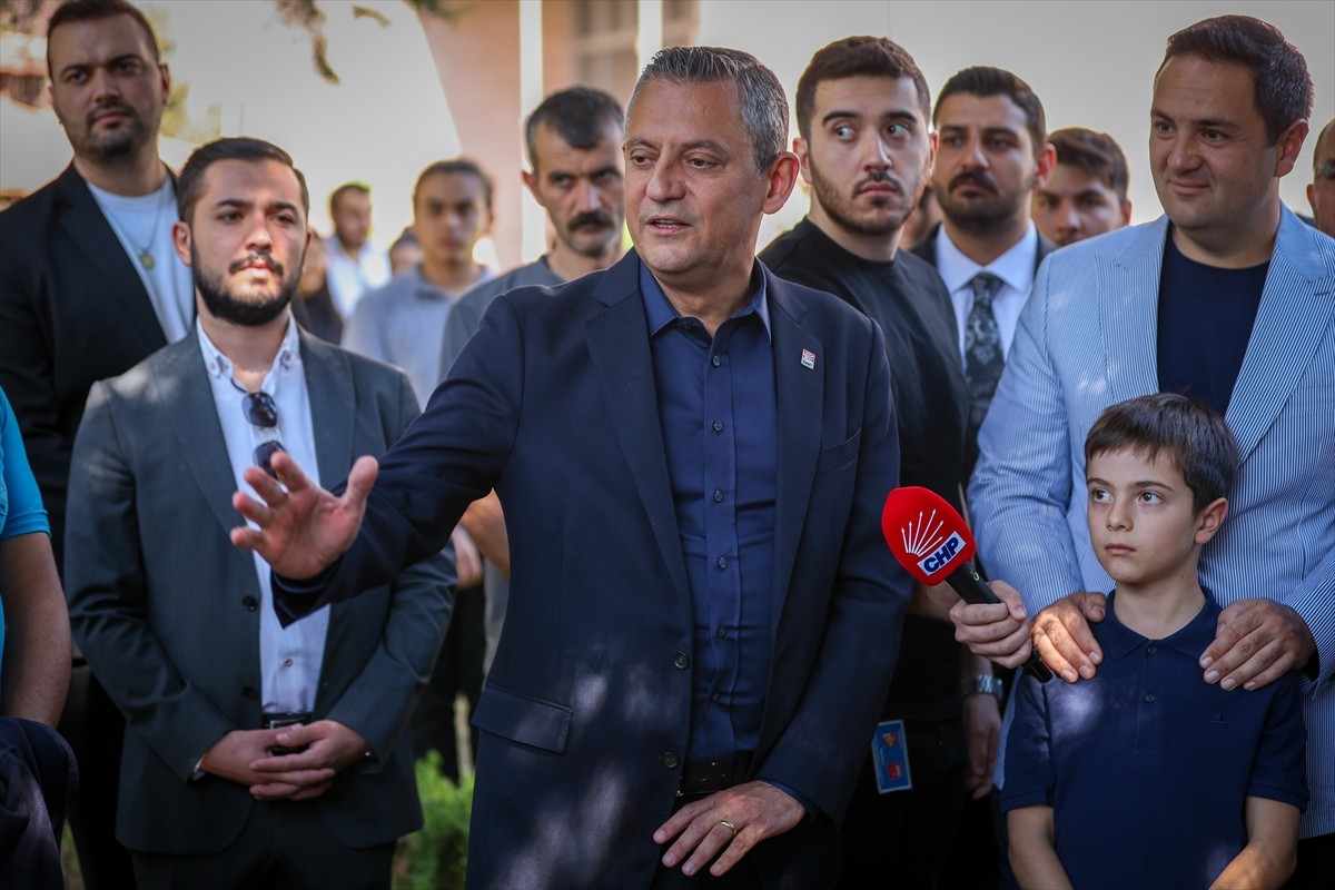 Tedavi gördüğü klinikte ölen kedi Şero, CHP Genel Merkezi'nin bahçesine gömüldü. Genel Başkan...