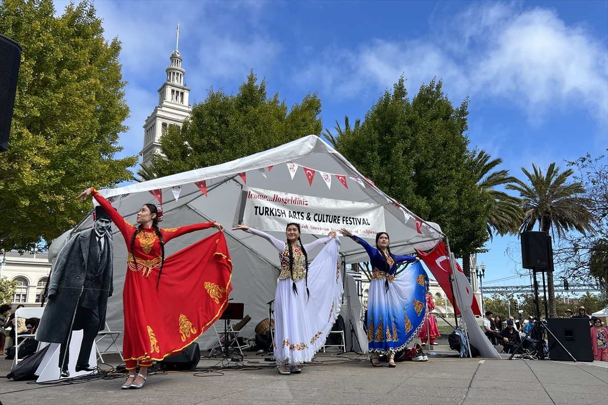 ABD'nin California eyaletinin San Francisco kentinde ilk kez Türk festivali yapıldı. Türk-Amerikan...