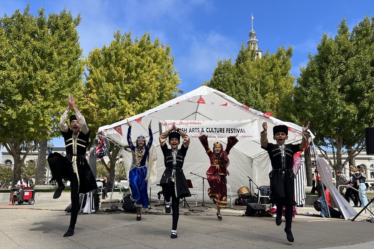 ABD'nin California eyaletinin San Francisco kentinde ilk kez Türk festivali yapıldı. Türk-Amerikan...