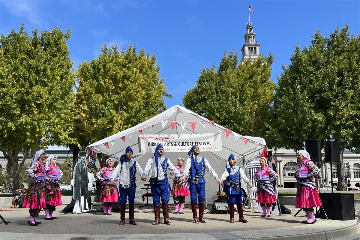 ABD'nin California eyaletinin San Francisco kentinde ilk kez Türk festivali yapıldı. Türk-Amerikan...