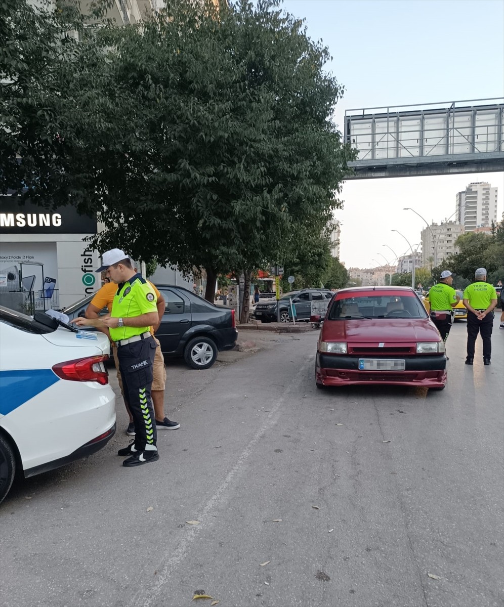 Adana'da trafik polislerince gerçekleştirilen denetimde, yaya geçidinde yayalara yol vermeyen...