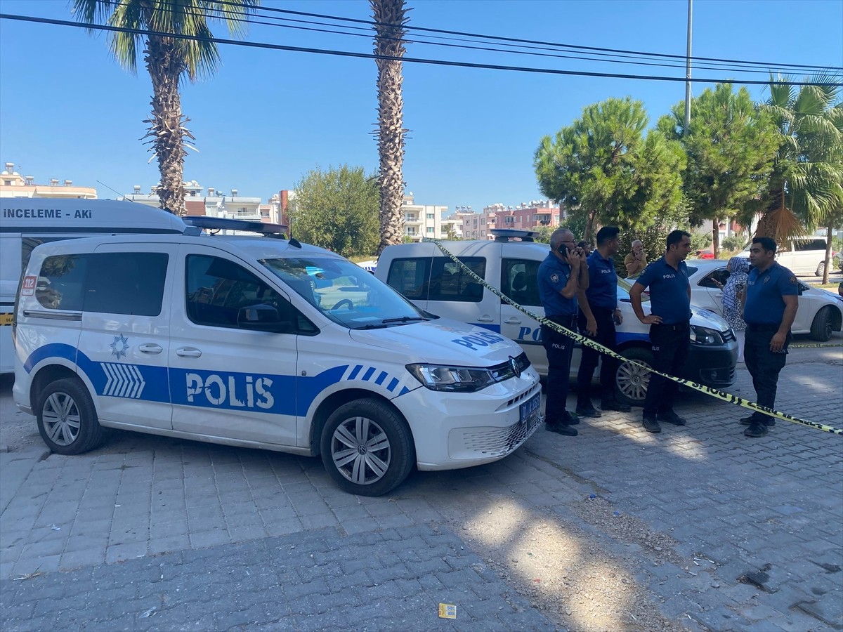 Adana'nın Ceyhan ilçesinde darbedilen diş hekimi yaralandı. Polis, olay yerinde inceleme yaptı.