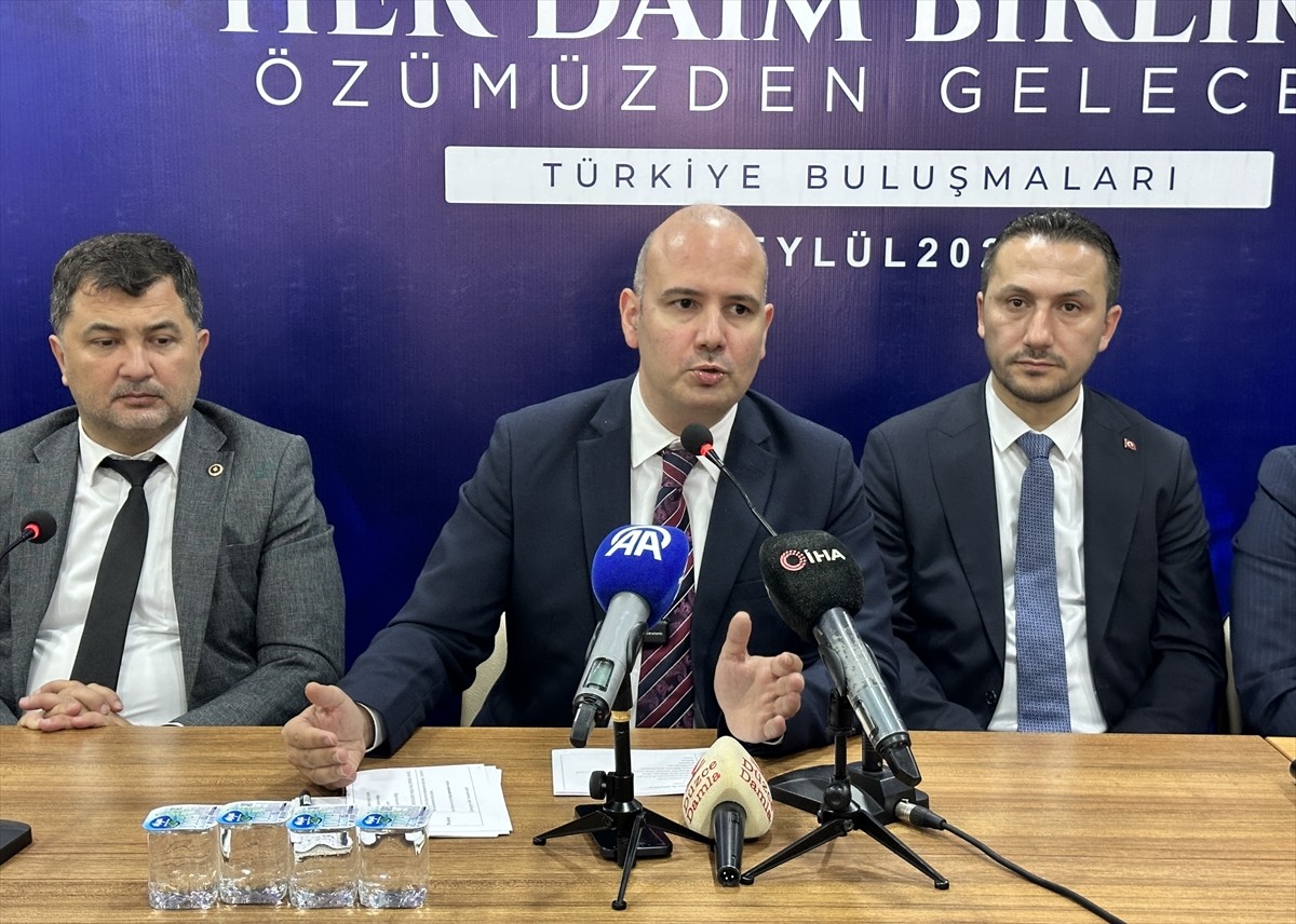 AK Parti Genel Başkan Yardımcısı Ömer İleri (sağ 4), "Türkiye Buluşmaları" kapsamında Düzce İl...