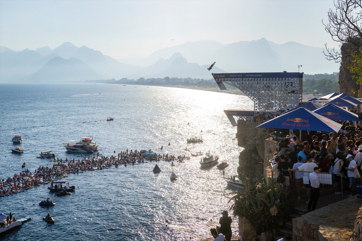 Antalya'da düzenlenen "Red Bull Cliff Diving Dünya Serisi"nin 7'nci etabı tamamlandı. Antalya...