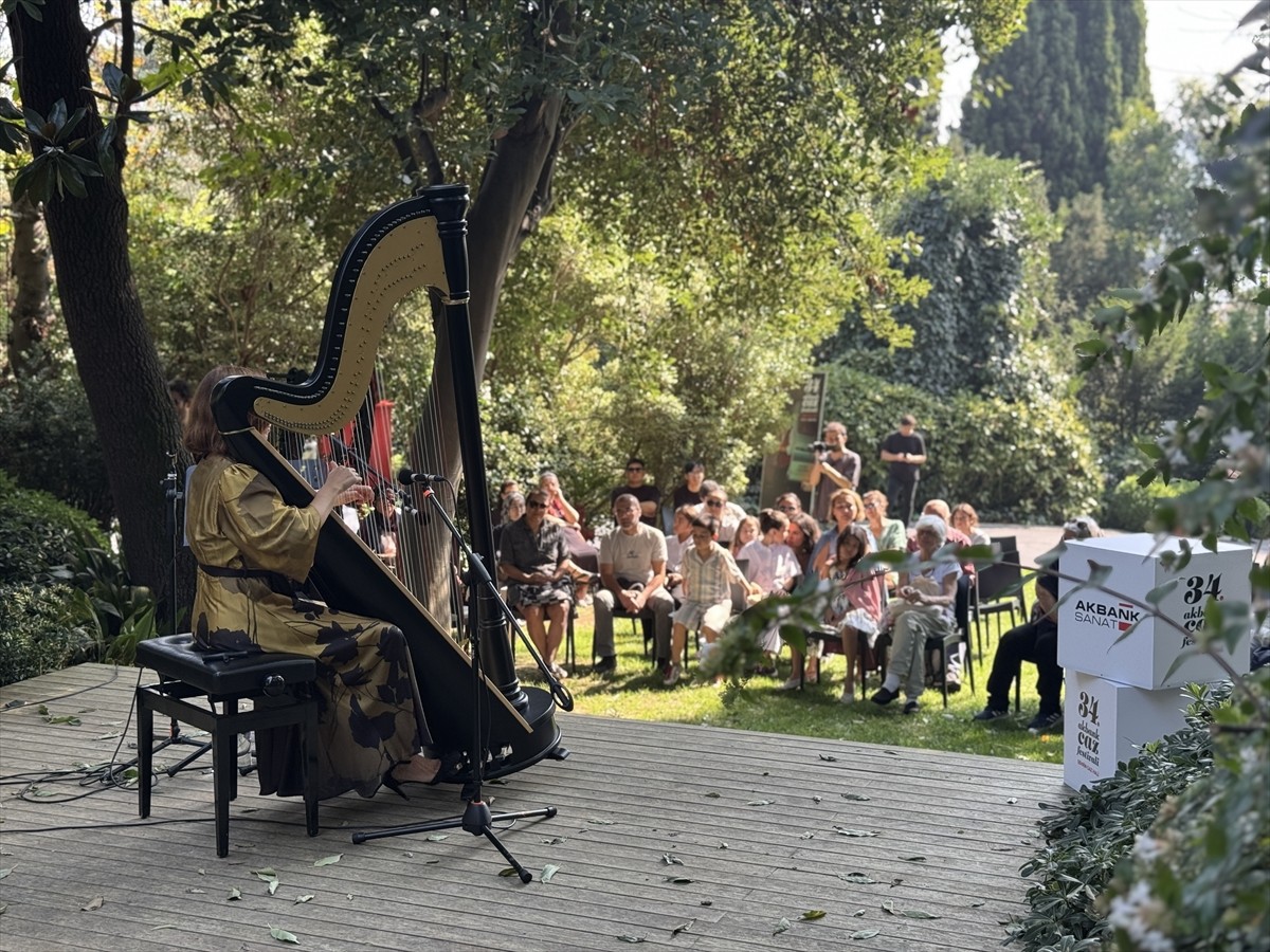 Arpist ve akademisyen Meriç Dönük, bu yıl 34'üncüsü düzenlenen "Akbank Caz Festivali" kapsamında...