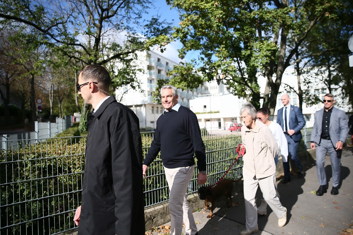 Avusturya'da düzenlenen genel seçimlerde merkez sağ Avusturya Halk Partisi (ÖVP) Genel Başkanı ve...