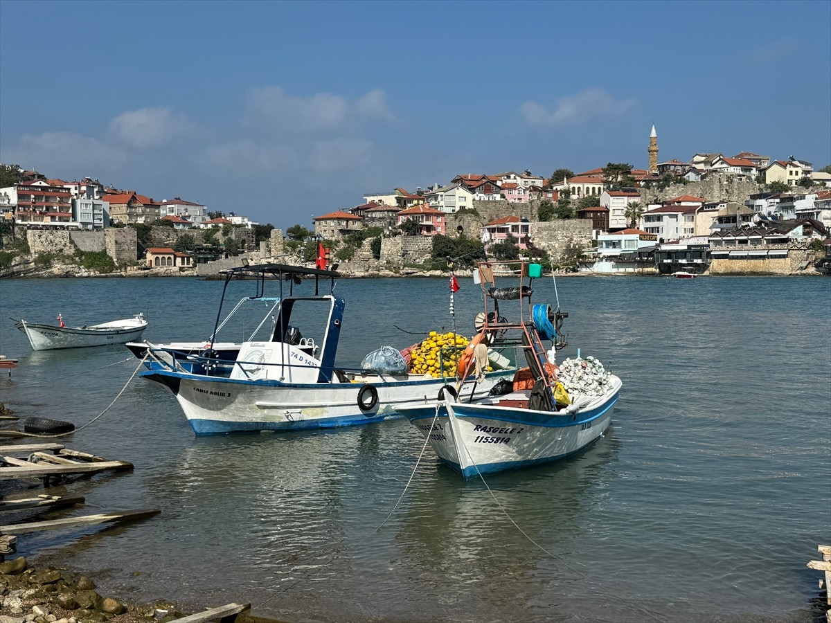 Bartın'ın Amasra ilçesi, hava sıcaklığının artmasıyla hafta sonu tatilini fırsat bilenlerin...