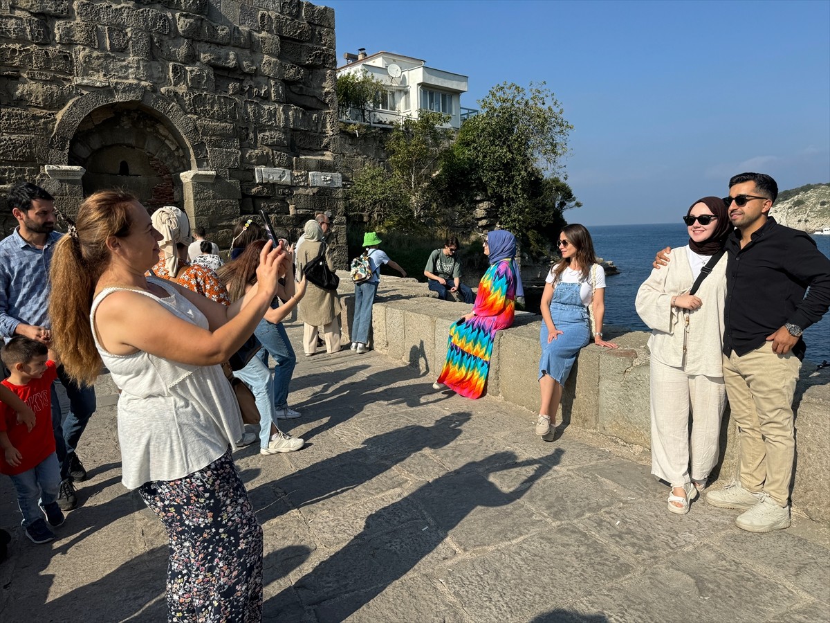 Bartın'ın Amasra ilçesi, hava sıcaklığının artmasıyla hafta sonu tatilini fırsat bilenlerin...