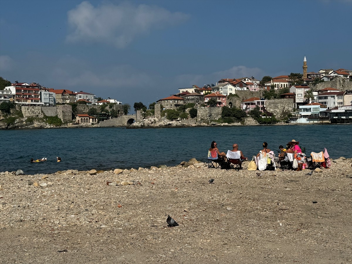 Bartın'ın Amasra ilçesi, hava sıcaklığının artmasıyla hafta sonu tatilini fırsat bilenlerin...