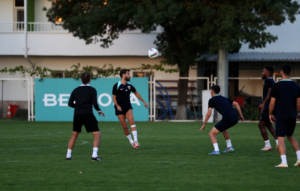 Bellona Kayserispor, teknik direktör Burak Yılmaz (solda) yönetiminde, Trendyol Süper Lig'in 7....