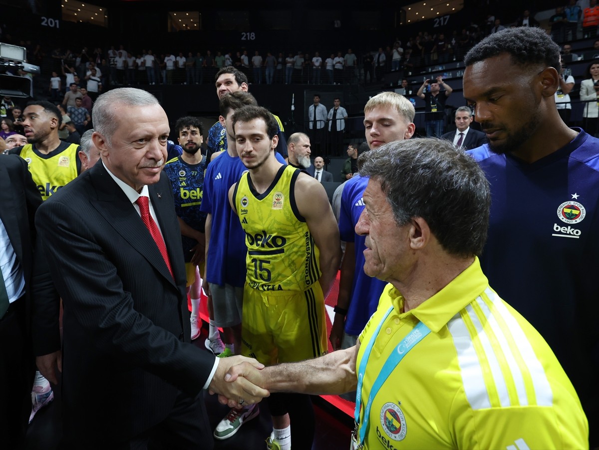 Cumhurbaşkanı Recep Tayyip Erdoğan, Fenerbahçe Beko'yu 83-82'lik skorla mağlup eden Anadolu Efes'e...