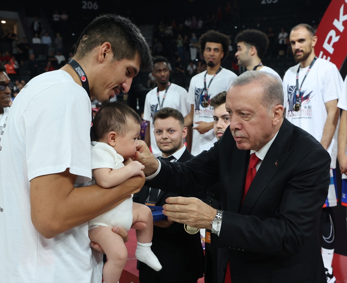 Cumhurbaşkanı Recep Tayyip Erdoğan, Fenerbahçe Beko'yu 83-82'lik skorla mağlup eden Anadolu Efes'e...