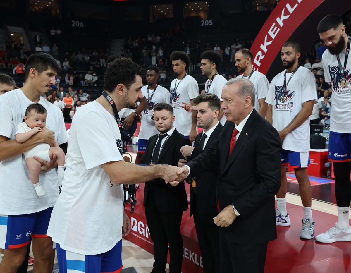 Cumhurbaşkanı Recep Tayyip Erdoğan, Fenerbahçe Beko'yu 83-82'lik skorla mağlup eden Anadolu Efes'e...