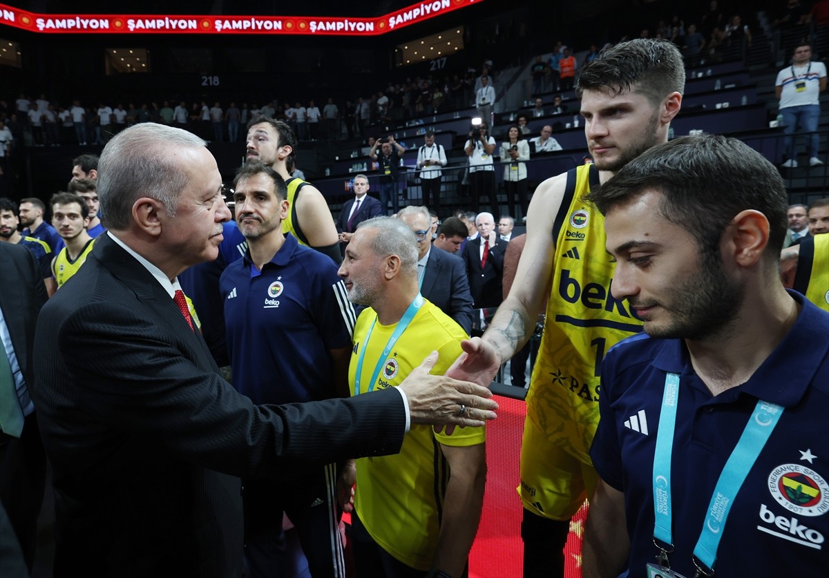 Cumhurbaşkanı Recep Tayyip Erdoğan, Fenerbahçe Beko'yu 83-82'lik skorla mağlup eden Anadolu Efes'e...