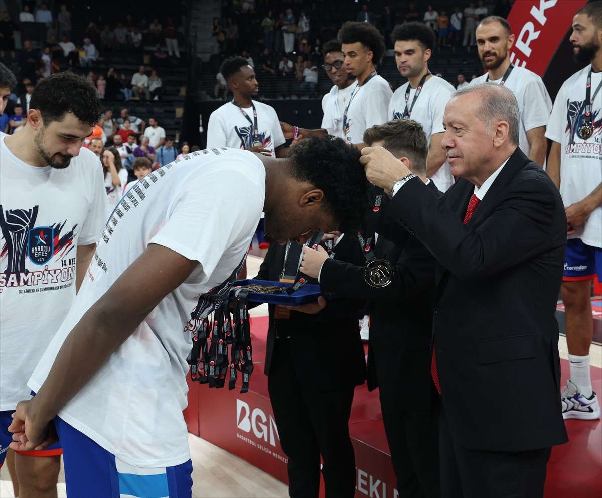 Cumhurbaşkanı Recep Tayyip Erdoğan, Fenerbahçe Beko'yu 83-82'lik skorla mağlup eden Anadolu Efes'e...