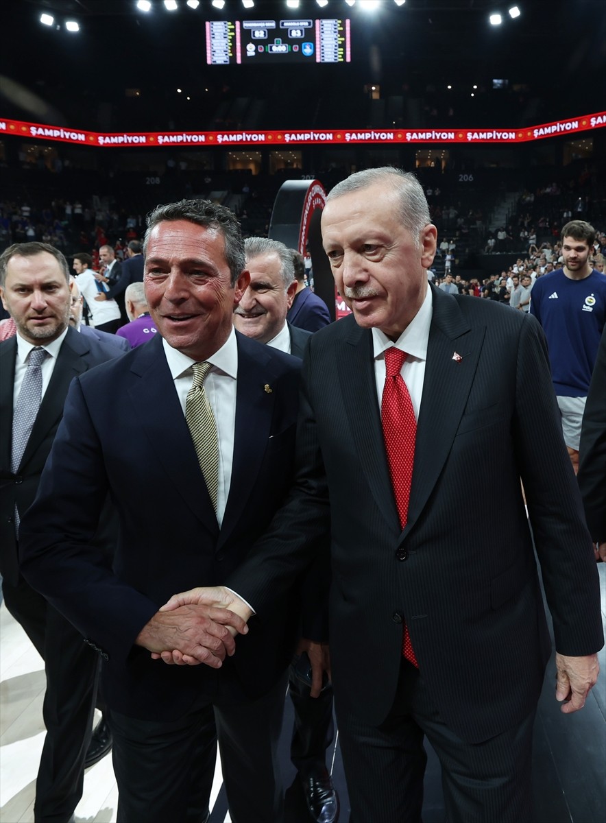 Cumhurbaşkanı Recep Tayyip Erdoğan, Fenerbahçe Beko'yu 83-82'lik skorla mağlup eden Anadolu Efes'e...