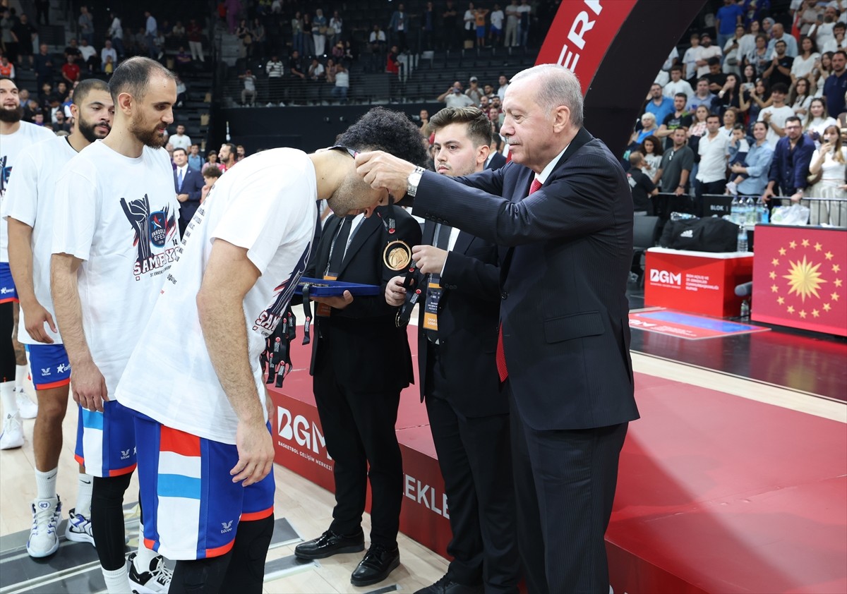 Cumhurbaşkanı Recep Tayyip Erdoğan, Fenerbahçe Beko'yu 83-82'lik skorla mağlup eden Anadolu Efes'e...