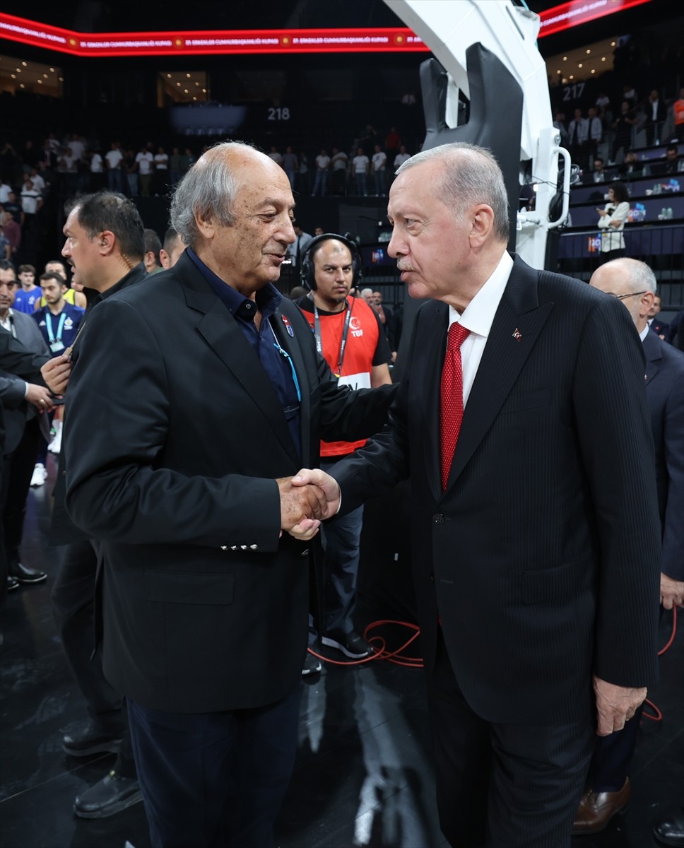 Cumhurbaşkanı Recep Tayyip Erdoğan, Fenerbahçe Beko'yu 83-82'lik skorla mağlup eden Anadolu Efes'e...