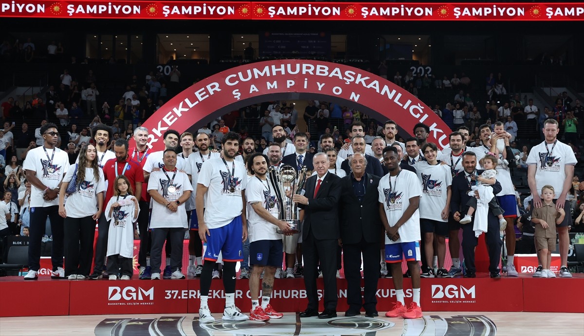 Cumhurbaşkanı Recep Tayyip Erdoğan, Fenerbahçe Beko'yu 83-82'lik skorla mağlup eden Anadolu Efes'e...