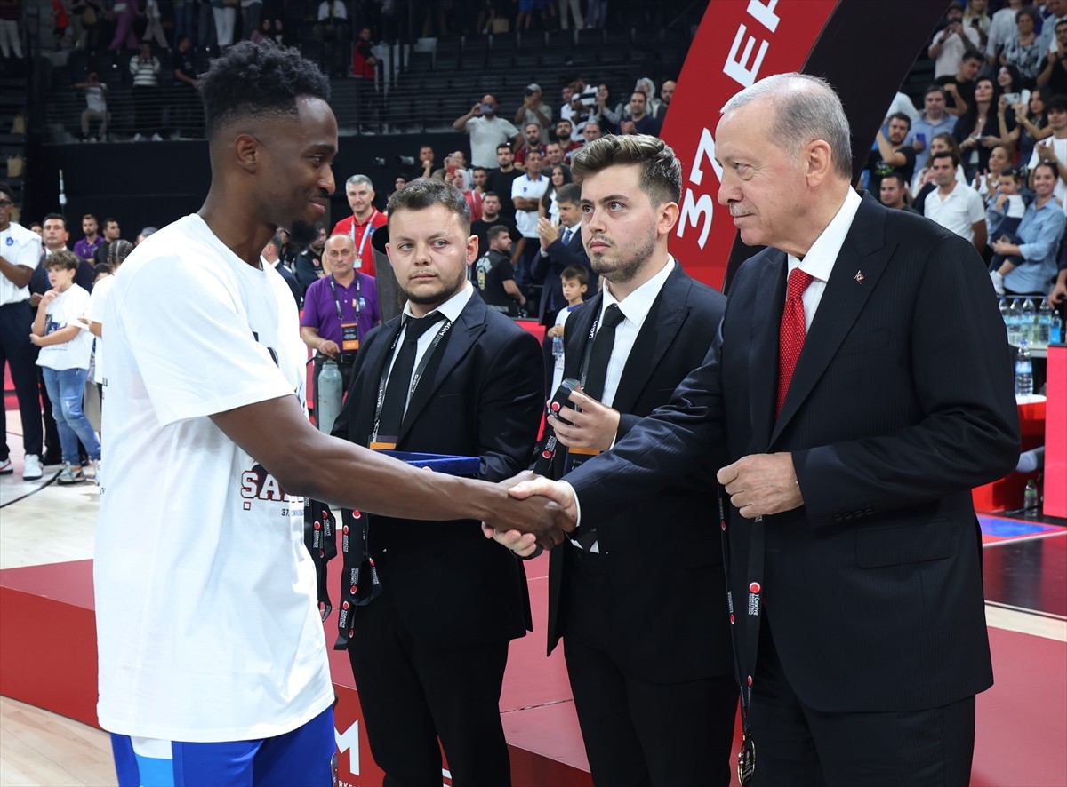 Cumhurbaşkanı Recep Tayyip Erdoğan, Fenerbahçe Beko'yu 83-82'lik skorla mağlup eden Anadolu Efes'e...