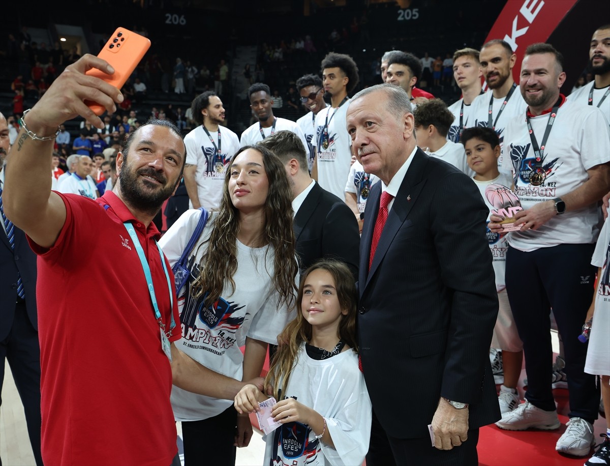 Cumhurbaşkanı Recep Tayyip Erdoğan, Fenerbahçe Beko'yu 83-82'lik skorla mağlup eden Anadolu Efes'e...