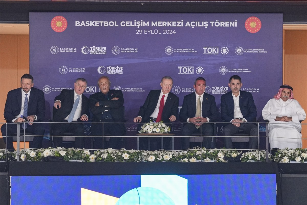 Cumhurbaşkanı Recep Tayyip Erdoğan (ortada), Basketbol Gelişim Merkezi’nde düzenlenen 37. Erkekler...