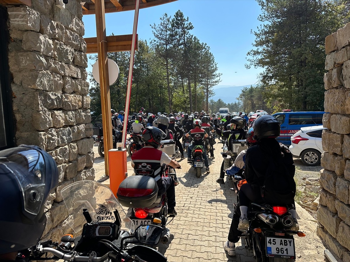 Düzce'de güvenli sürüşe dikkati çekmek isteyen motosiklet tutkunları, Vali Selçuk Aslan ile konvoy...