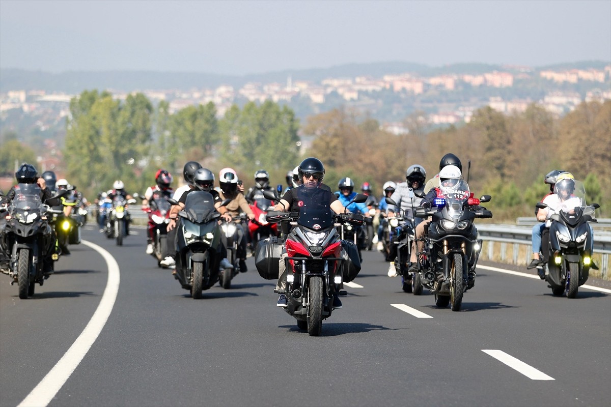 Düzce'de güvenli sürüşe dikkati çekmek isteyen motosiklet tutkunları, Vali Selçuk Aslan ile konvoy...