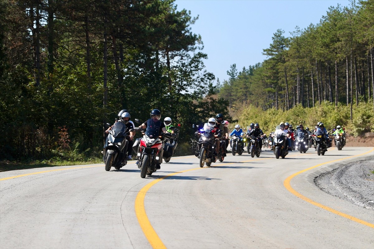 Düzce'de güvenli sürüşe dikkati çekmek isteyen motosiklet tutkunları, Vali Selçuk Aslan ile konvoy...