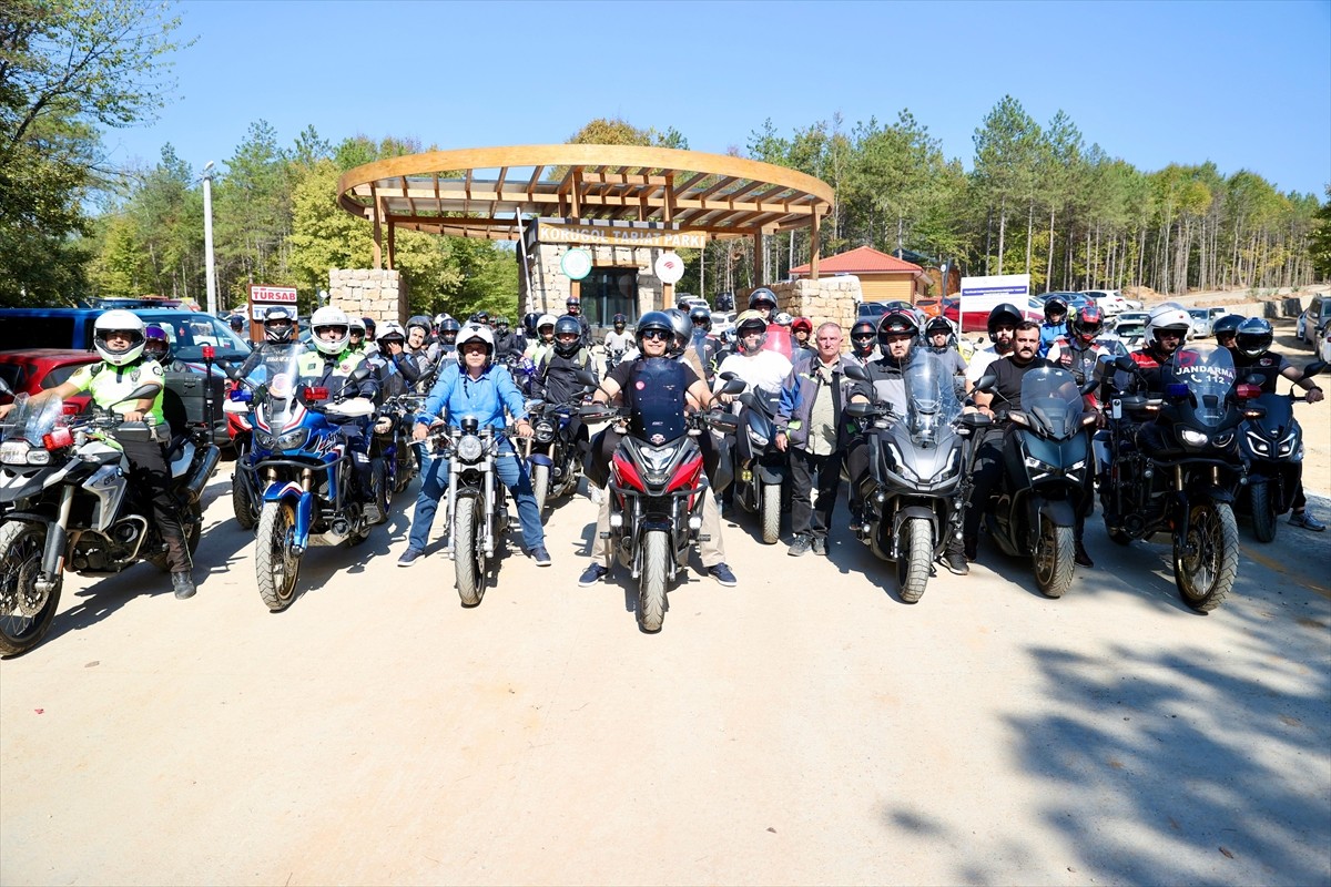 Düzce'de güvenli sürüşe dikkati çekmek isteyen motosiklet tutkunları, Vali Selçuk Aslan ile konvoy...