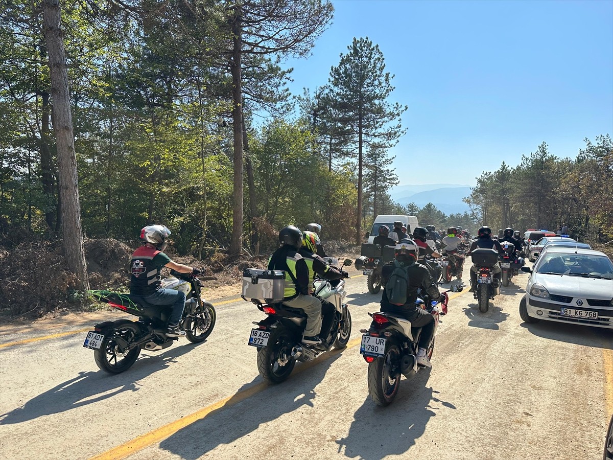 Düzce'de güvenli sürüşe dikkati çekmek isteyen motosiklet tutkunları, Vali Selçuk Aslan ile konvoy...