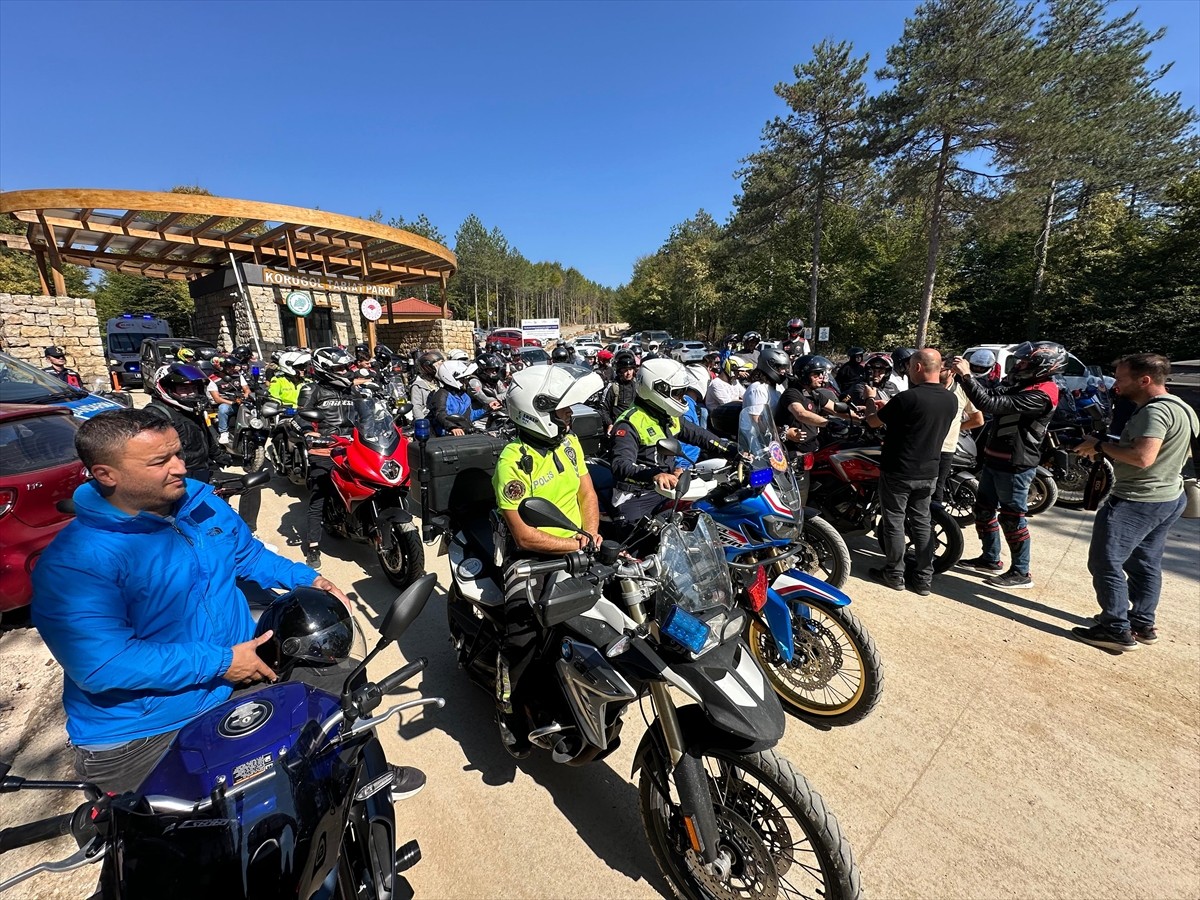 Düzce'de güvenli sürüşe dikkati çekmek isteyen motosiklet tutkunları, Vali Selçuk Aslan ile konvoy...