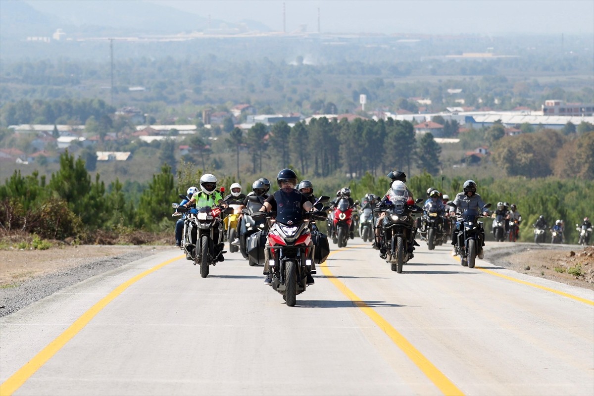 Düzce'de güvenli sürüşe dikkati çekmek isteyen motosiklet tutkunları, Vali Selçuk Aslan ile konvoy...