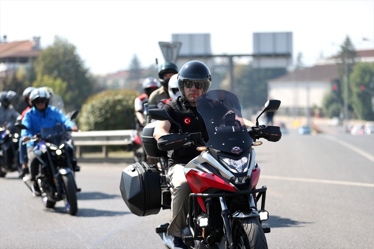 Düzce'de güvenli sürüşe dikkati çekmek isteyen motosiklet tutkunları, Vali Selçuk Aslan ile konvoy...