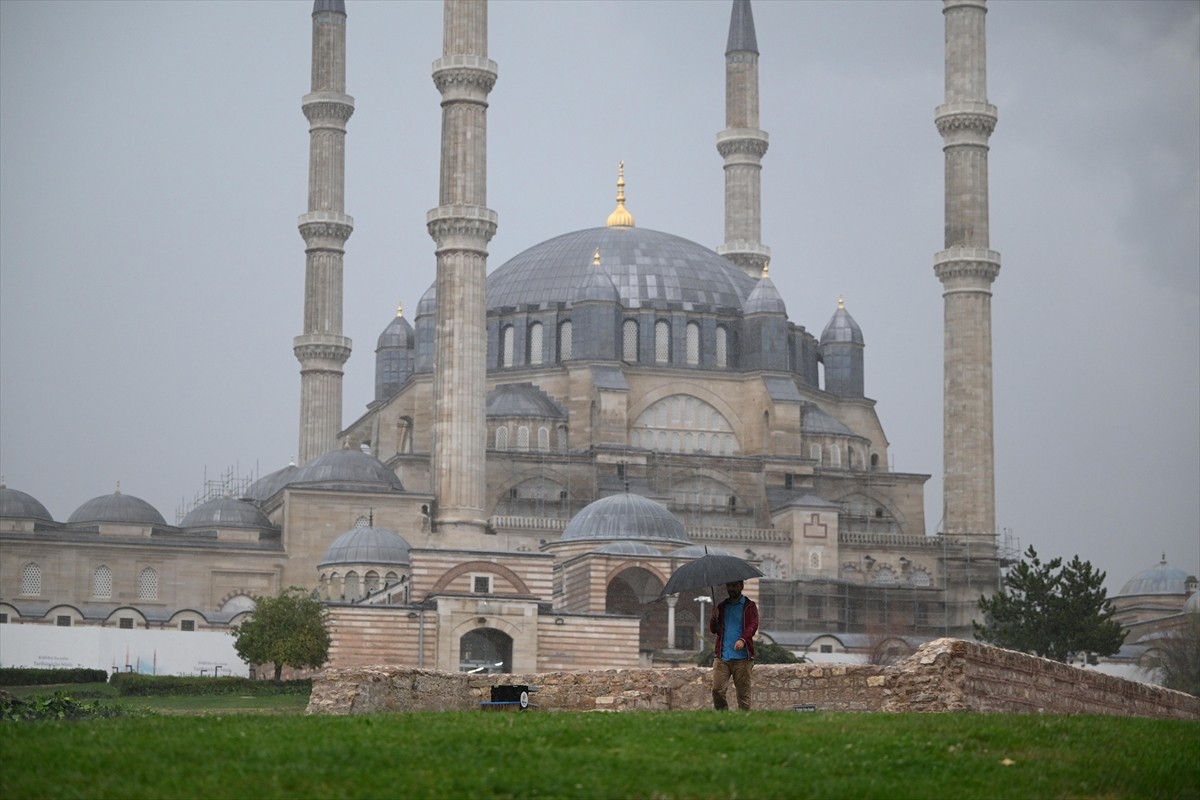 Edirne'de şiddetli sağanak hayatı olumsuz etkiledi.