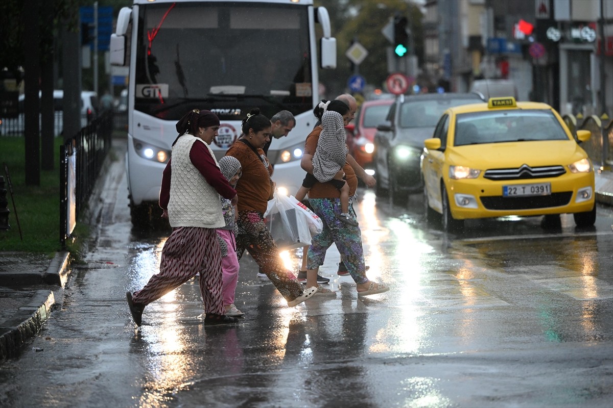 Edirne'de şiddetli sağanak hayatı olumsuz etkiledi.