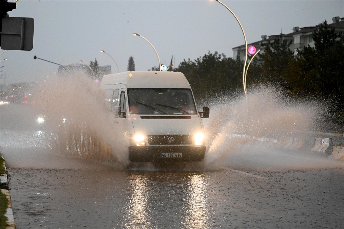 Edirne'de şiddetli sağanak hayatı olumsuz etkiledi.