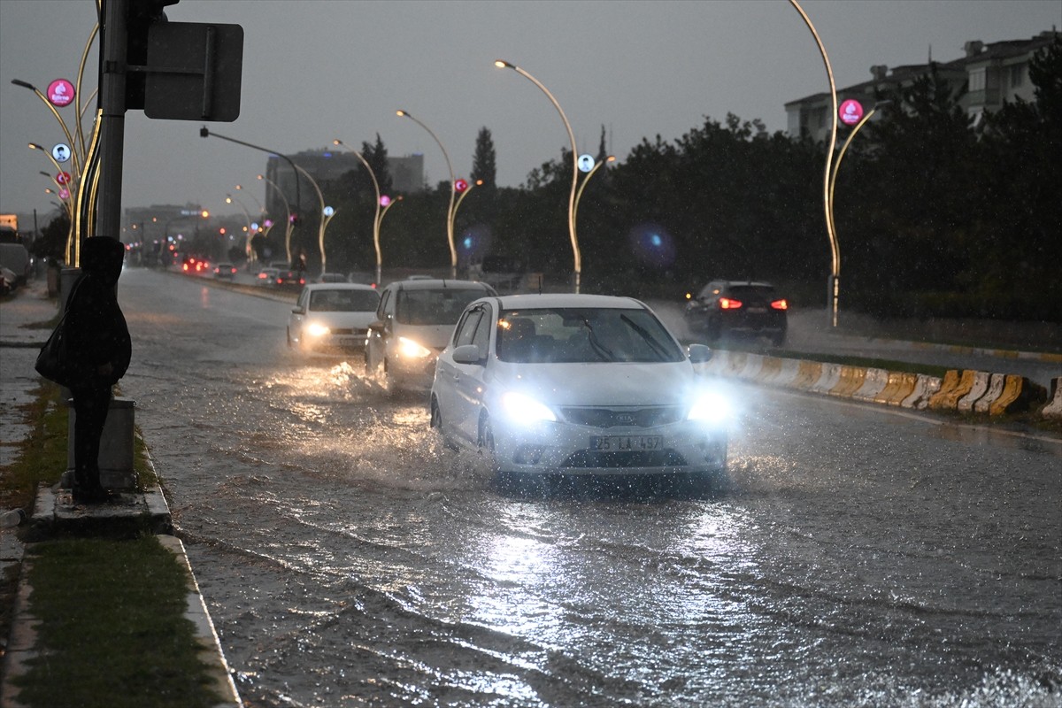 Edirne'de şiddetli sağanak hayatı olumsuz etkiledi.