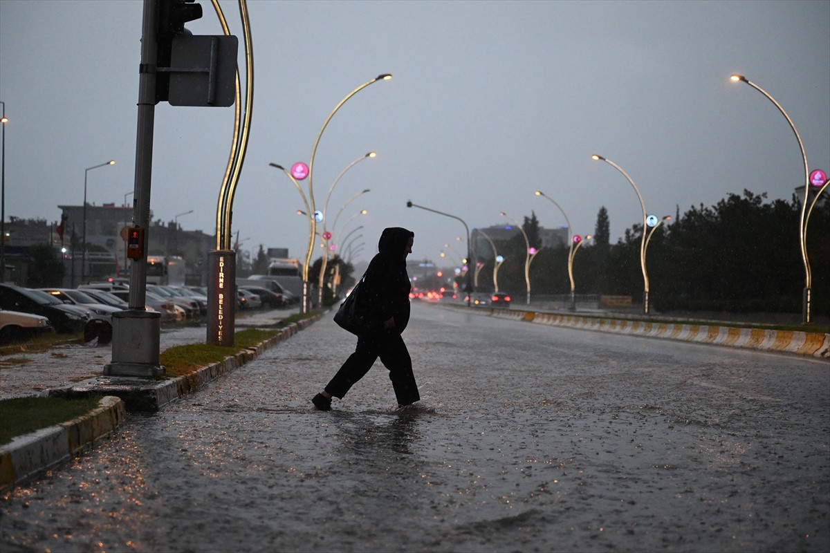 Edirne'de şiddetli sağanak hayatı olumsuz etkiledi.